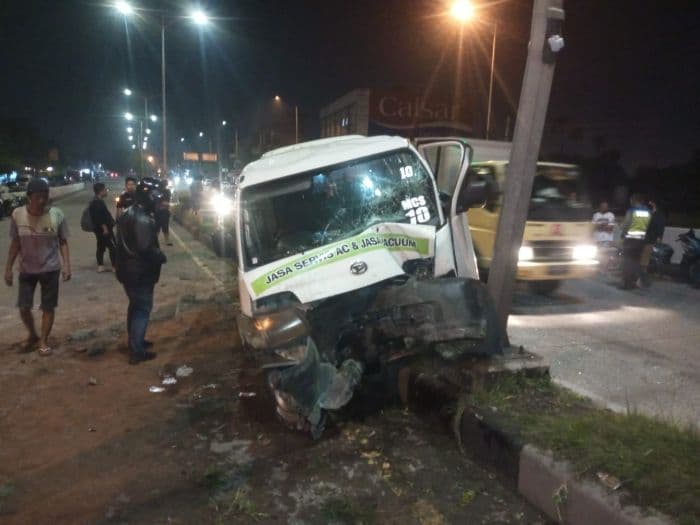 tabrak_lari_di_jembatan_layang_jalan_jamin_ginting_medan_mobil_grandmax_rusak_parah