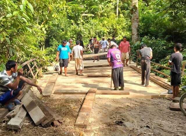 warga_desa_garunggang_langkat_rehabilitasi_jembatan_rusak_gunakan_dana_desa