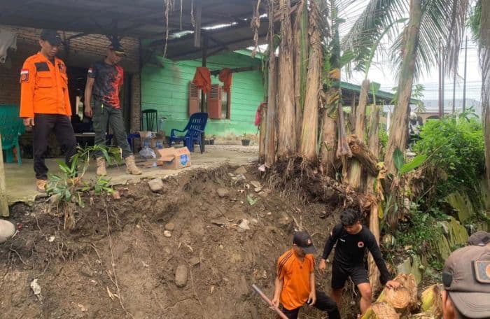 hujan_deras_dinding_parit_besar_di_binjai_jebol_warga_khawatir_rumah_amblas
