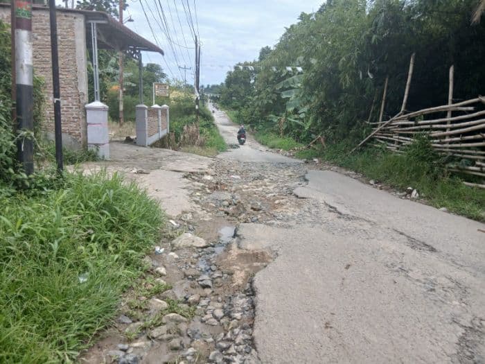 infrastruktur_jalan_rusak_parah_dibiarkan_di_simalungun_warga_kondisinya_berlubang_dan_bahayakan_pengendara
