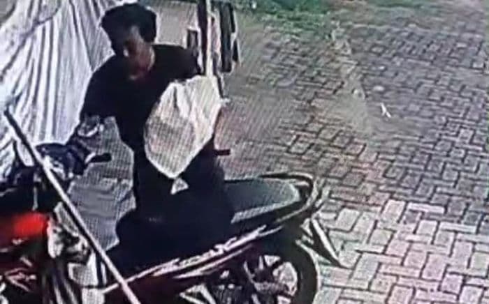 istirahat_di_masjid_sepeda_motor_tukang_sapu_di_deli_serdang_dibawa_kabur_maling