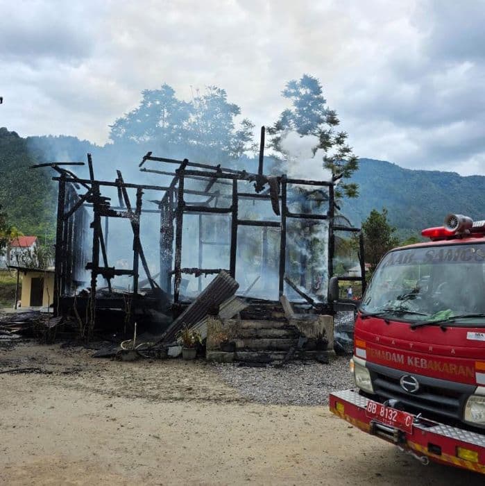 kebakaran_hebat_hanguskan_rumah_panggung_di_samosir_kerugian_capai_rp2_miliar