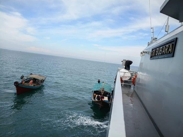 patroli_tni_al_dan_tldm_malaysia_evakuasi_kapal_nelayan_mati_mesin_di_selat_malaka