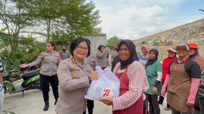 peringati_hut_ke77_polwan_akbp_feriana_bagi_sembako_di_tpa_tanjung_morawa
