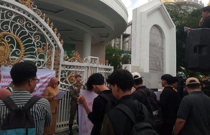 puluhan_mahasiswa_demo_di_kantor_gubsu_desak_kadinkes_sumut_dicopot