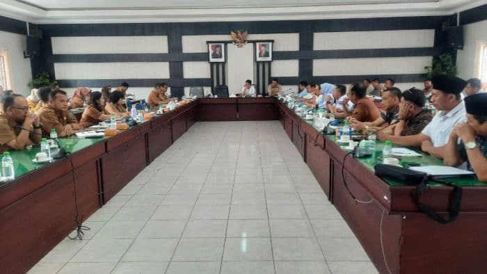 rapat_alot_dprd_simalungun_tekan_pemkab_soal_pasar_serbelawan