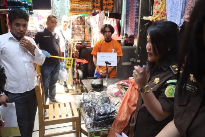 rekonstruksi_kasus_pembunuhan_janda_cantik_di_berastagi_tersangka_peragakan_41_adegan