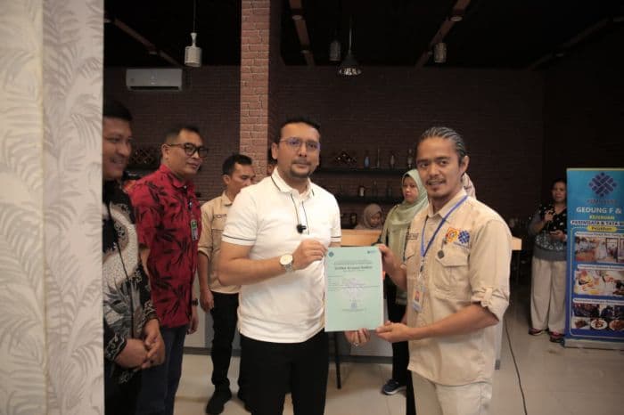 bupati_labusel_fery_sahputra_dukung_pemuda_kembangkan_kopi_lokal_usai_pelatihan_barista_di_bbpvp_medan