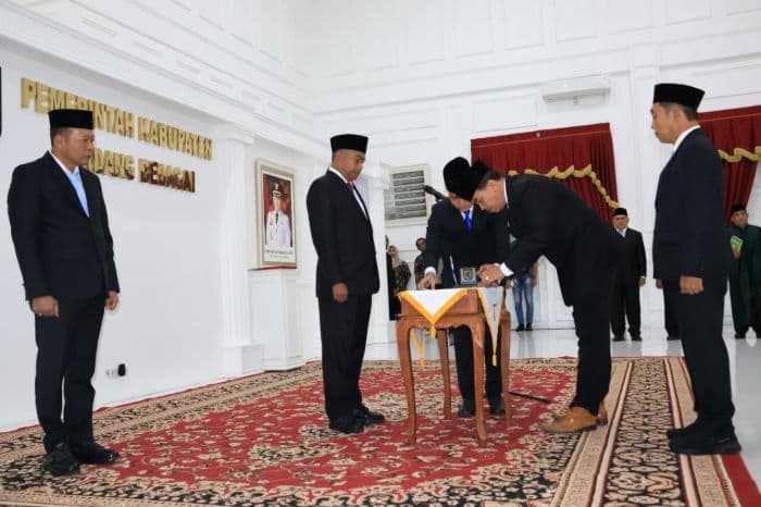 bupati_sergai_lantik_dua_pejabat_jpt_tegaskan_komitmen_pemerintahan_bersih