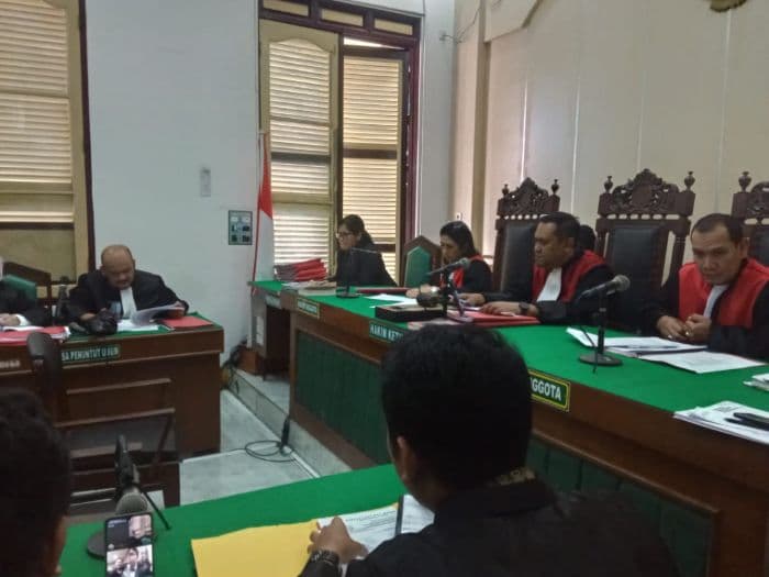 janji_loloskan_anak_pedagang_babi_jadi_polisi_amori_batee_mulai_diadili