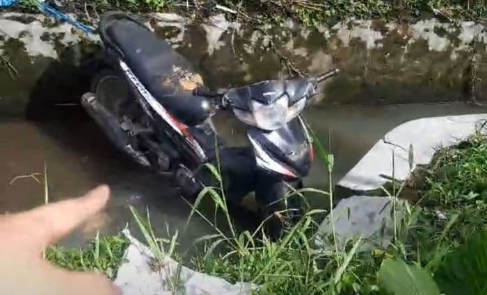 motor_revo_di_dalam_parit_masih_misterius_polisi_sebut_belum_ada_warga_melapor