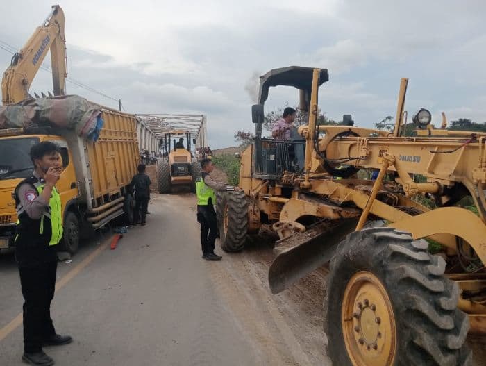 plat_injak_jembatan_binanga_aron_di_samosir_amblas_truk_fuso_hampir_terperosok