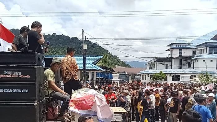 ratusan_massa_formas_desak_dprd_tapteng_bentuk_pansus_dana_desa_dan_dukung_kinerja_inspektorat