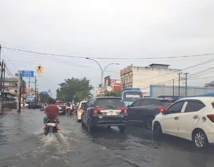 sejumlah_ruas_jalan_di_kota_medan_tergenang_banjir_pasca_diguyur_hujan_deras