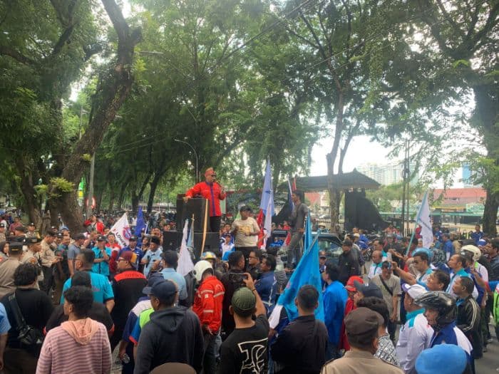 tuntut_kesejahteraan_gabungan_pekerja_buruh_unjuk_rasa_di_dprd_sumut