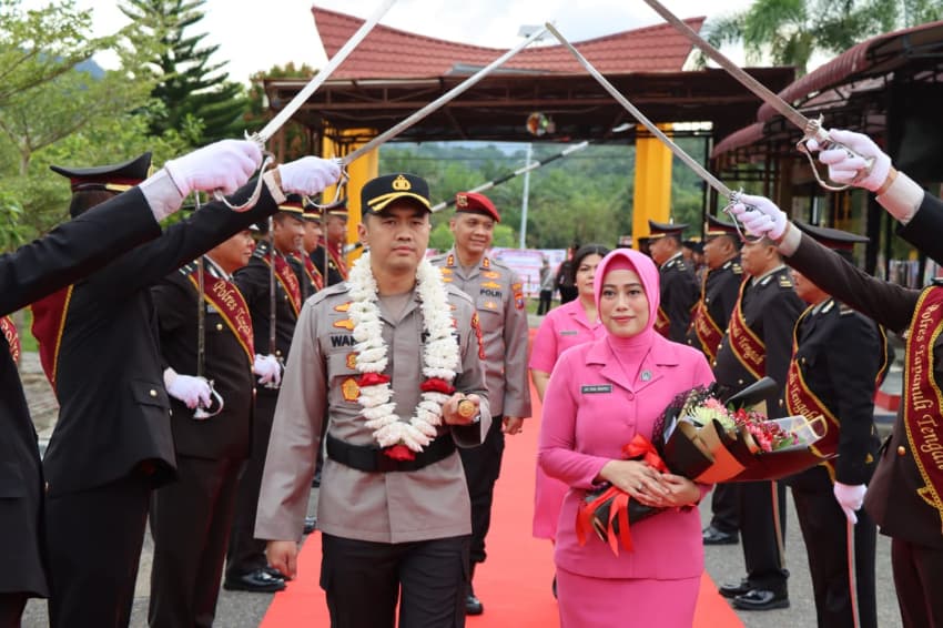 akbp_wahyu_endrajaya_kapolres_tapteng_baru_disambut_tradisi_pedang_pora