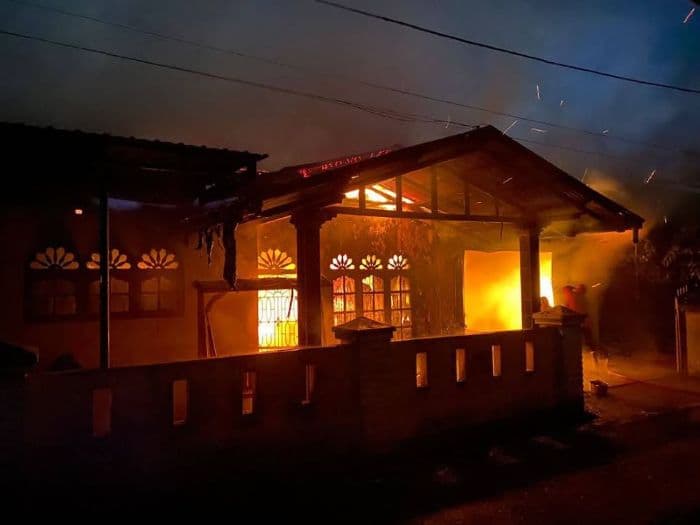 diduga_korsleting_listrik_satu_unit_rumah_di_binjai_ludes_terbakar