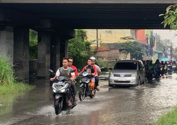 diguyur_hujan_jalan_garuda_raya_banjir_dan_kendaraan_mogok