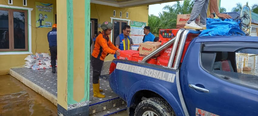 hampir_sepekan_kebanjiran_warga_desa_sei_dua_hulu_asahan_terima_bantuan