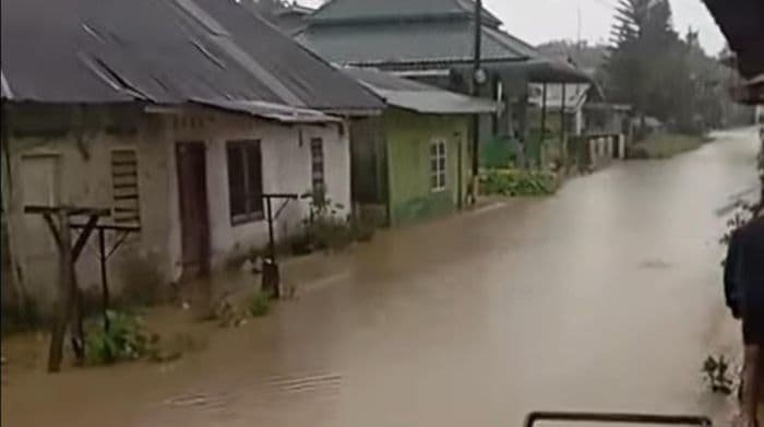 hujan_deras_sejak_dini_hari_wilayah_serbelawan_simalungun_terendam_banjir