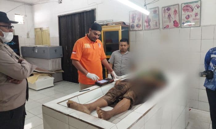 jasad_pria_di_teras_rumah_warga_merupakan_warga_kelurahan_martoba