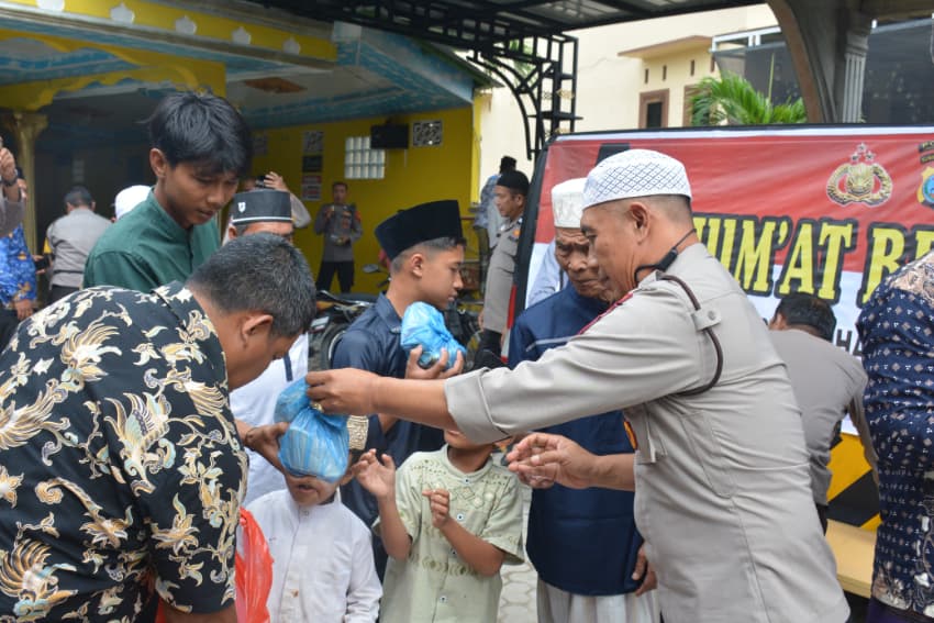 polres_labusel_berbagi_keberkahan_di_masjid_jami_nurul_iman_