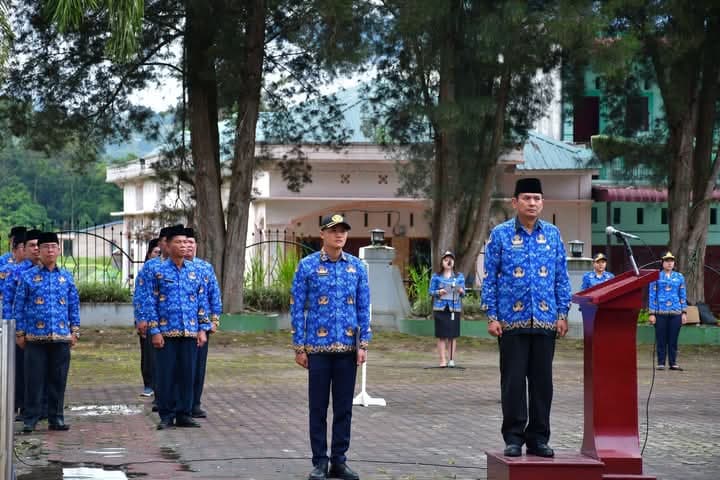 sekdakab_samosir_tekankan_peningkatan_disiplin_dan_kualitas_pelayanan_publik
