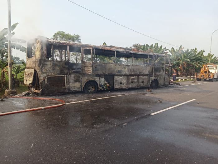 bus_putra_pelangi_perkasa_hangus_terbakar_di_tol_lubuk_pakam