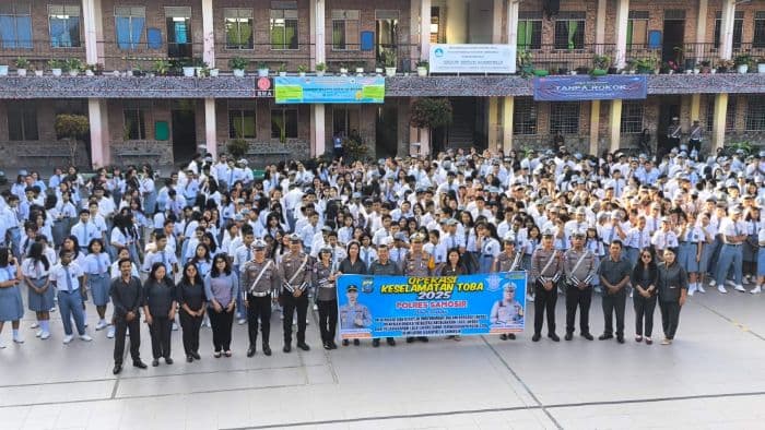 cegah_pelanggaran_polres_samosir_sosialisasikan_keselamatan_berlalu_lintas_bagi_pelajar