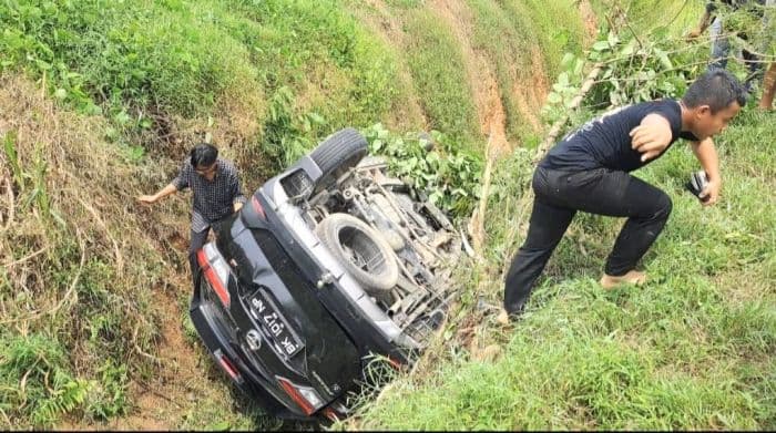 diduga_kelelahan_mobil_terperosok_ke_selokan_bekoan_tanah_gambus_di_jalinsum_batu_bara