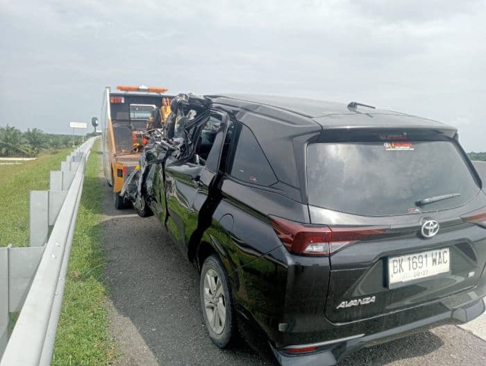 diduga_ngantuk_mobil_seruduk_truk_di_jalan_tol_perbaungan_sergai