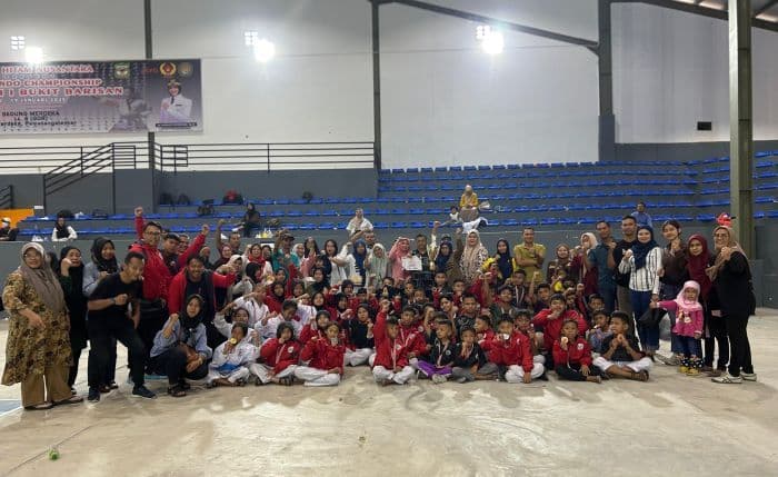 dojo_dinas_pariwisata_pematangsiantar_raih_18_medali_di_kejuaraan_karate_dan_festival