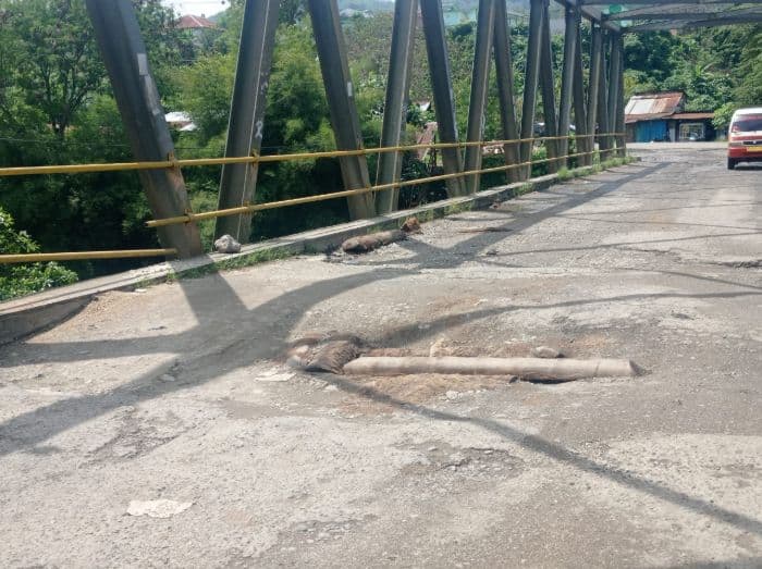 jembatan_rusak_dan_berlubang_di_padangsidimpuan_pengendara_diminta_berhatihati