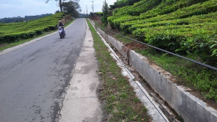 kabel_indihome_menggantung_rendah_warga_sidamanik_khawatir_keselamatan_