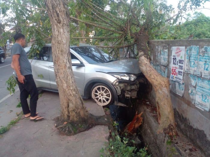 mobil_tabrak_tembok_di_t_amir_hamzah_pengemudinya_menghilang