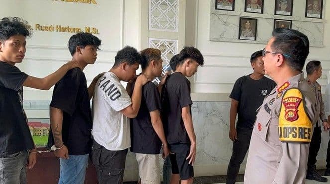 pelaku_penikaman_anggota_brimob_jambi_saat_lerai_keributan_di_depan_hotel_ditangkap