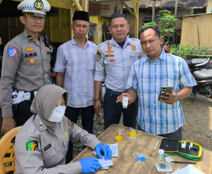 pengendara_yang_melintas_di_simpang_empat_pasar_sibuhuan_palas_dites_urin