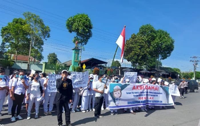 ratusan_thl_nakes_dairi_demo_ke_dprd_tolak_dirumahkan