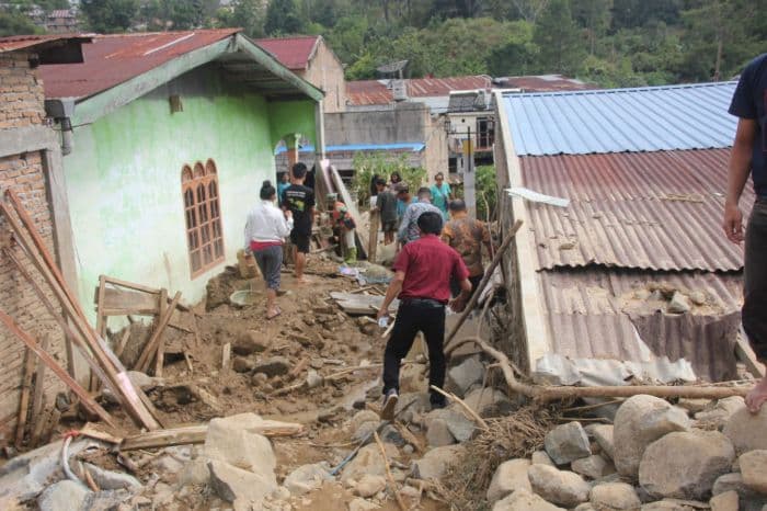 banjir_bandang_bercampur_batu_besar_hancurkan_rumah_warga_di_parapat