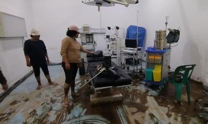 banjir_bandang_parapat_ruangan_rsud_porakporanda