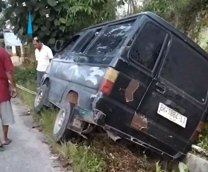 sembilan_kendaraan_tergelincir_di_tiga_bolon_simalungun_akibat_buah_hariara_berserakan