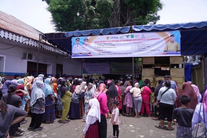 masyarakat_labusel_antri_di_pasar_murah_simak_harga_jual_produknya