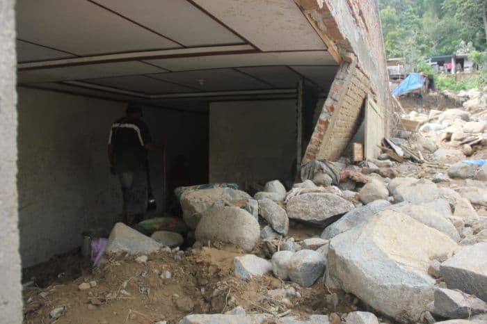 cerita_pilu_korban_banjir_bandang_parapat_terjebak_reruntuhan_batu_dan_rumah_hancur