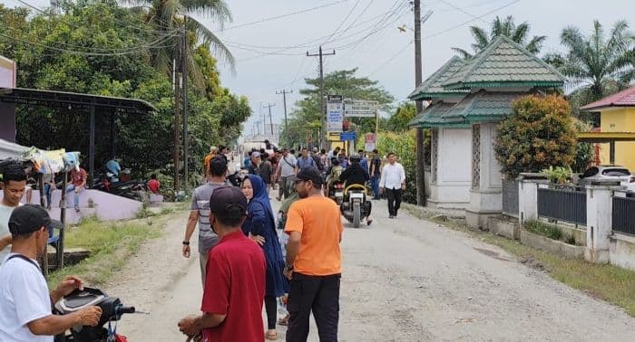 jalan_binjaiselesai_rusak_puluhan_tahun_warga_larang_kendaraan_melintas