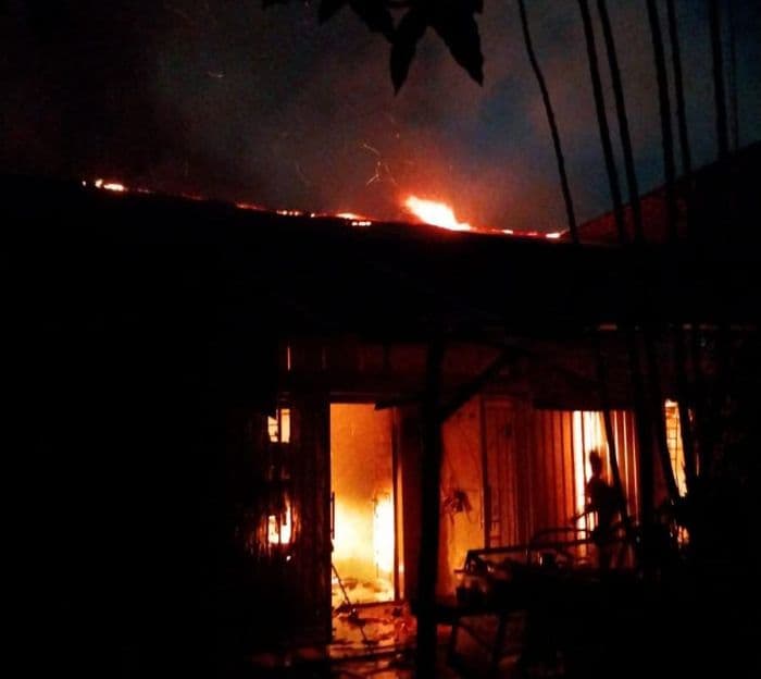 damkar_terkendala_jalan_sempit_dalam_padamkan_rumah_terbakar_di_medan_johor