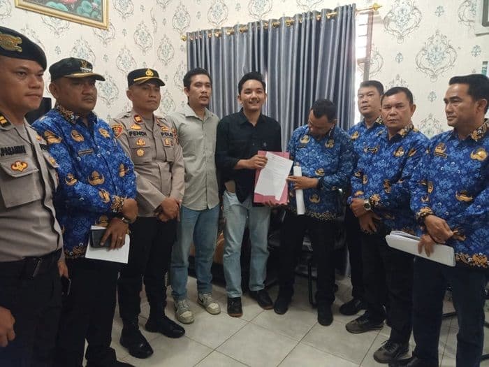 mahasiswa_demo_usut_dugaan_korupsi_sppd_di_dinas_perizinan_tapteng