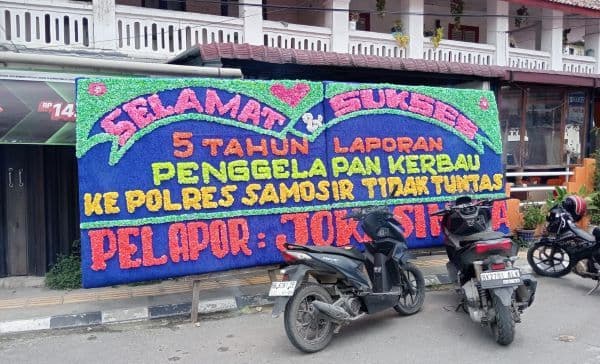 papan_bunga_sindir_polres_samosir_kasus_penggelapan_kerbau_tak_tuntas_lima_tahun