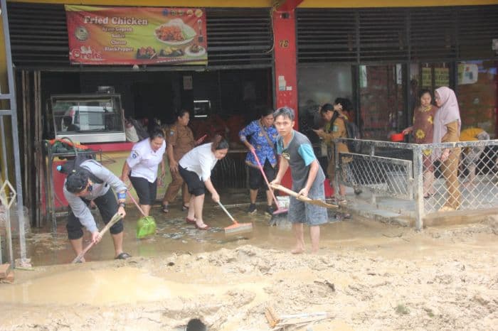 ratusan_rumah_terdampak_banjir_bandang_di_parapat_pembersihan_diperkirakan_sepekan