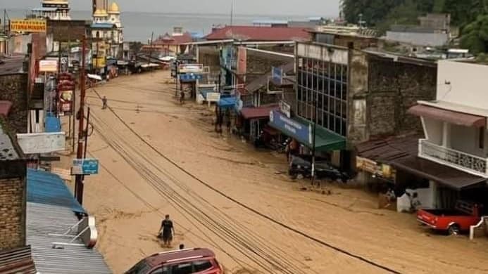 tim_krisis_dinkes_sumut_dikerahkan_menangani_banjir_di_parapat