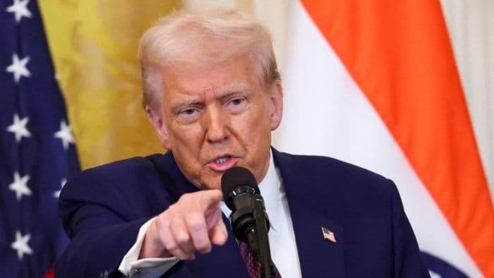 trump_bekukan_media_yang_didanai_pemerintah_as_termasuk_voa